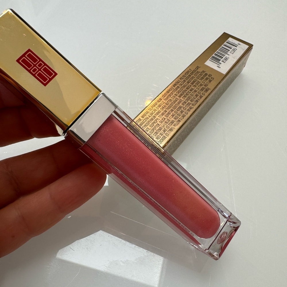 Elizabeth Arden luminous lip gloss. Colour: coral kiss 04
